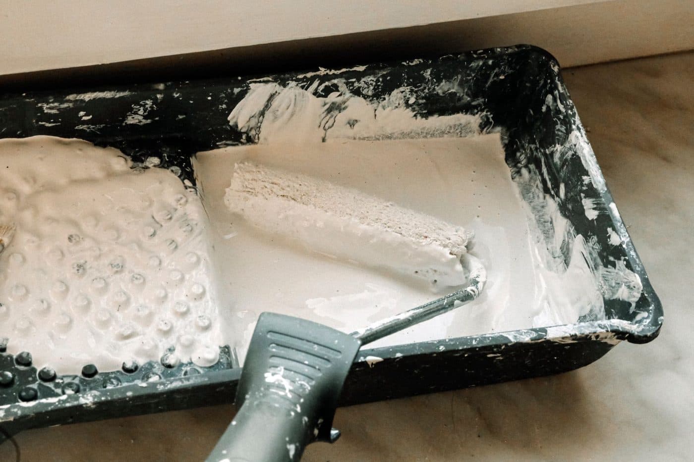 Application d'une peinture monocouche au rouleau sur un mur clair
