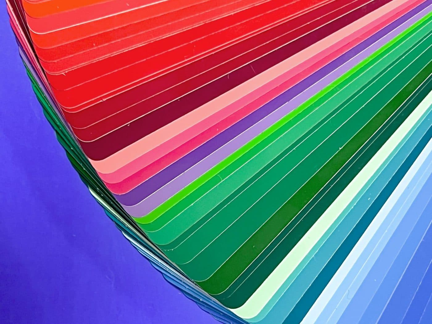Rayon de pots de peinture en promotion dans un magasin de bricolage