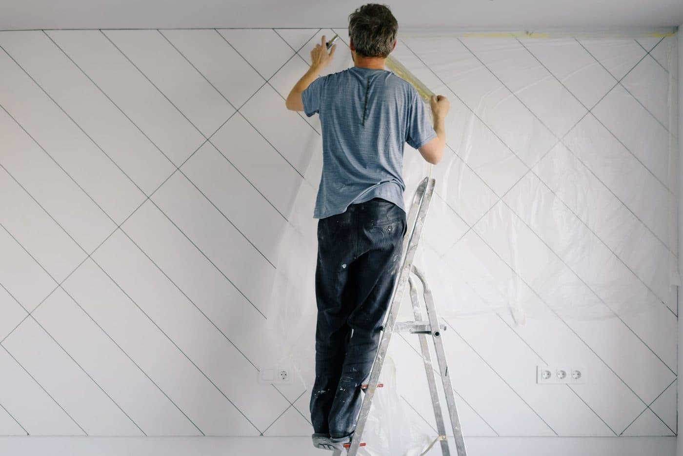 Peintre préparant son matériel pour un petit chantier de peinture dans une pièce