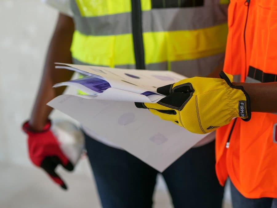 Ouvriers examinant des documents sur un chantier