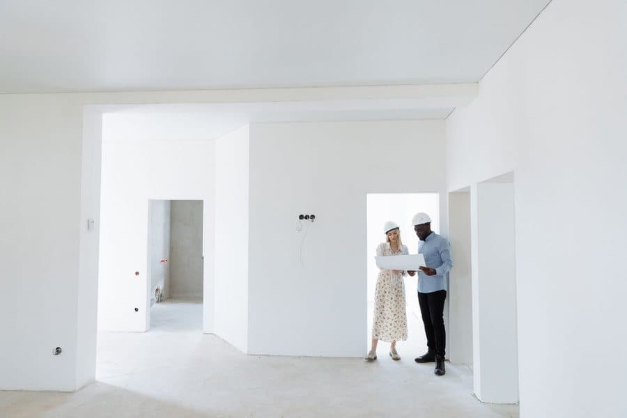 Artisans examinant des plans sur un chantier