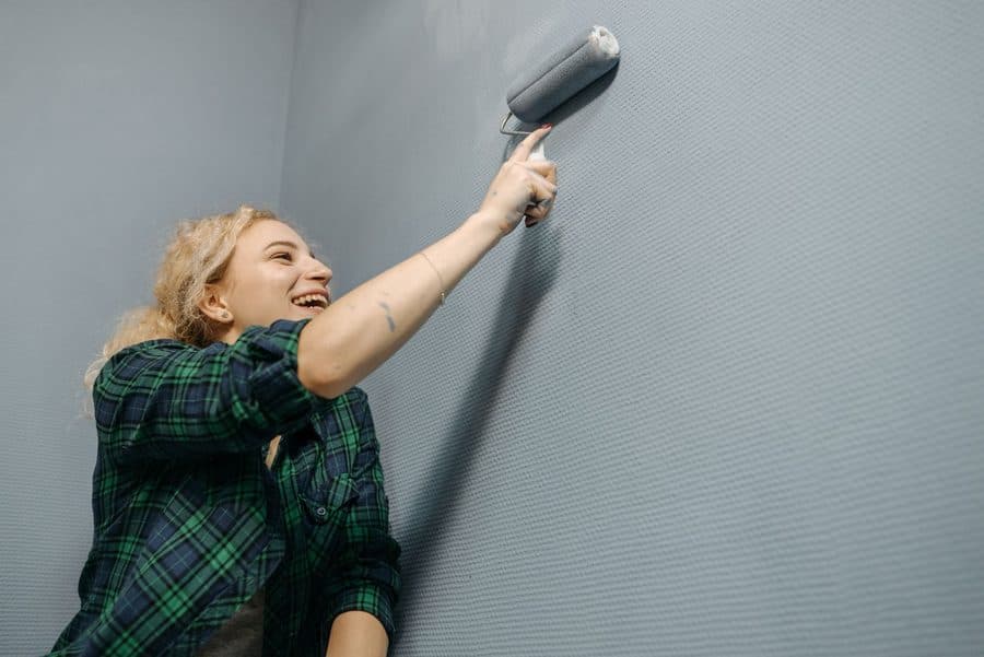 Personne peignant un mur elle-même