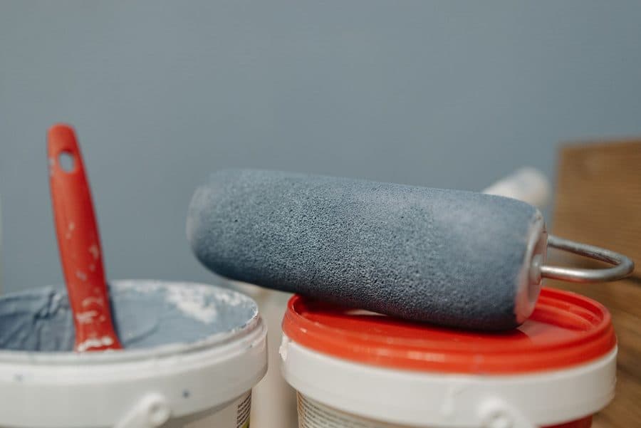 Pots de peinture et rouleau