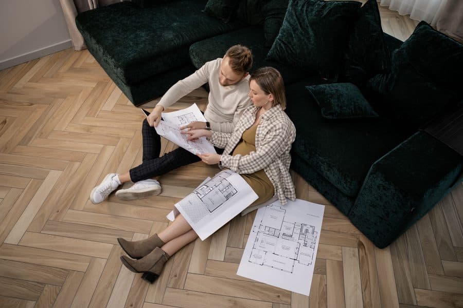 Couple planifiant une rénovation avec des plans